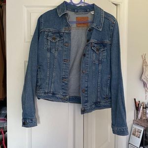 Levi’s Trucker Denim Jacket in Medium Wash (Size M)